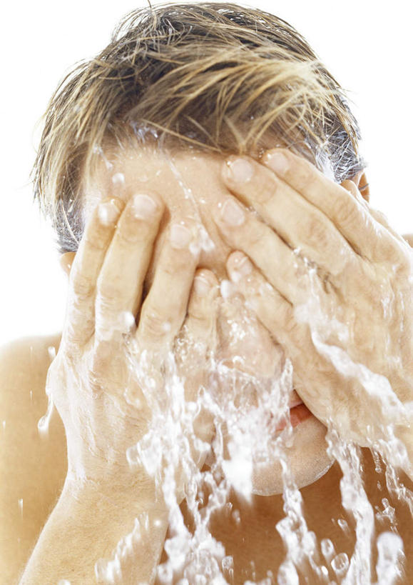 西方人,脸,头,脸颊,一个人,站,摸,竖图,室内,特写,白天,白色背景,正面,水,欧洲,欧洲人,双手,仅一个男性,仅一个人,抚摸,飞溅,溅,液体,水滴,水花,洗脸,水珠,仅一个年轻男性,清洁,站着,捂,遮,遮掩,摄影,影棚,掩盖,遮挡,喷洒,遮盖,掩饰,男人,男性,年轻男性,白种人,头部,脸部,脸蛋,面部,触摸,接触,清洗,站立,半身,彩图,影棚拍摄,拍摄