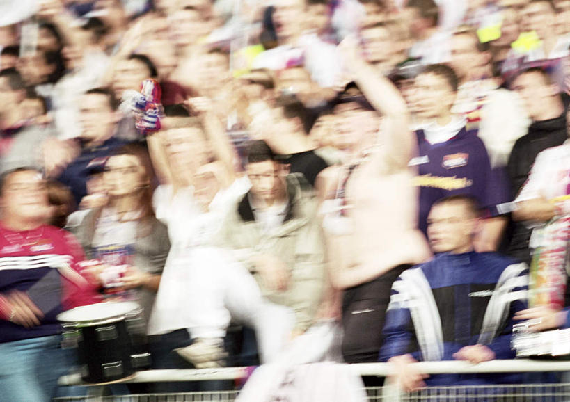 西方人,足球场,站,举,横图,室外,白天,正面,草地,草坪,植物,旗帜,欧洲,欧洲人,朦胧,模糊,许多人,旗子,踩,球迷,草,绿色,踩着,托,站着,一群人,绿茵场,男人,男性,年轻男性,年轻女性,女人,女性,白种人,举起,举手,举着,向上举,向上伸,向上托,站立,半身,彩图,足球比赛场地