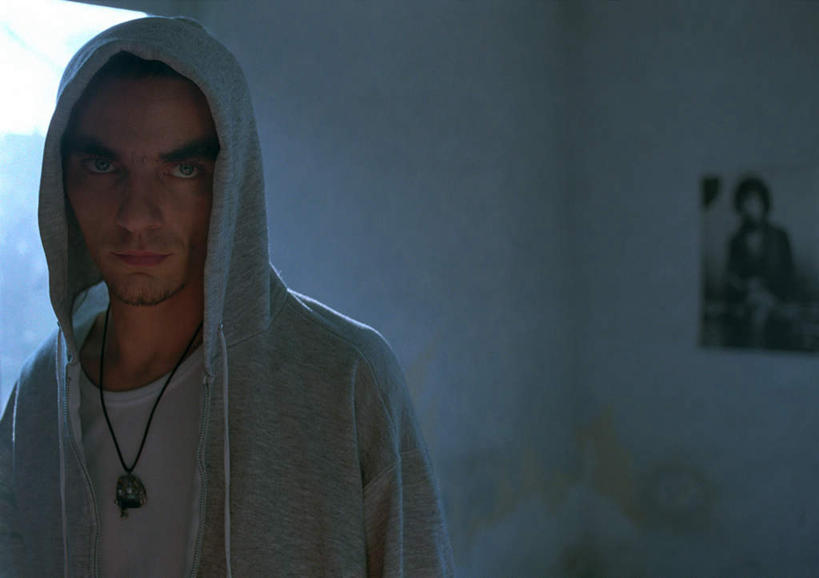 西方人,脸,头,脸颊,胡须,一个人,站,横图,室内,白天,正面,欧洲,欧洲人,仅一个男性,仅一个人,服装,休闲装,海报,仅一个年轻男性,衣服,站着,休闲,休闲服,连帽衫,服饰,帽衫,男人,男性,年轻男性,白种人,头部,胡子,络腮胡,脸部,脸蛋,面部,站立,半身,彩图