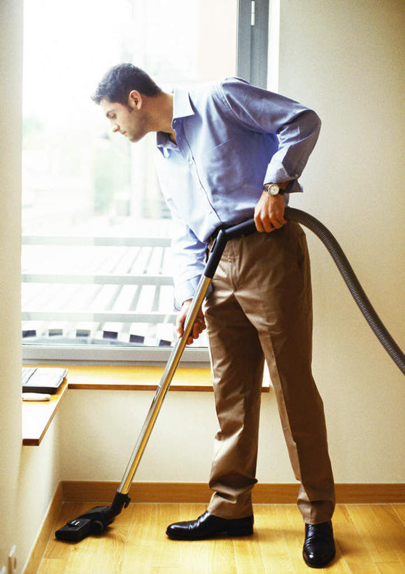 西方人,一个人,商务人士,商务男性,站,竖图,室内,白天,正面,衬衫,电脑,笔记本电脑,窗户,地板,欧洲,欧洲人,仅一个男性,仅一个人,握,阴影,套装,朦胧,模糊,光线,网络,电器,影子,地面,拿,拿着,通讯设备,木地板,玻璃窗,仅一个年轻男性,阳光,清洁,站着,吸尘器,握着,清洁用品,一台,卫生,无线,家电,家用电器,保洁,通信设备,商务装,无线网络,无线上网,便携式电脑,工薪阶层,手提电脑,男人,男性,年轻男性,白种人,白领,上班族,站立,彩图,全身,衬衣