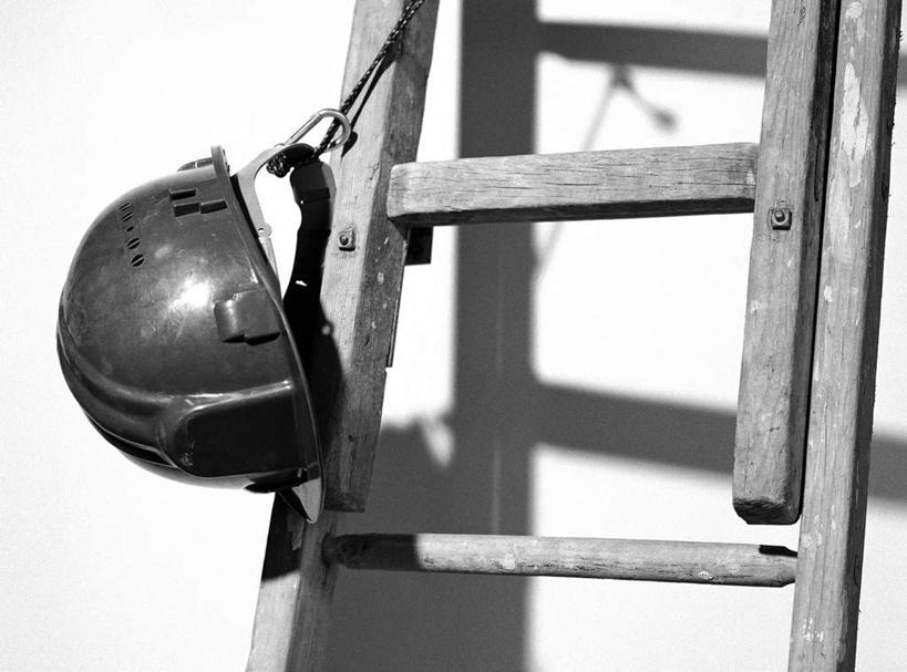 无人,攀登,竖图,黑白,室内,特写,白天,正面,静物,帽子,阴影,灰色背景,朦胧,模糊,反射,梯子,头盔,影子,阶梯,木梯,安全帽,爬,摄影,影棚,上升,一顶,登高,攀爬,影棚拍摄,拍摄