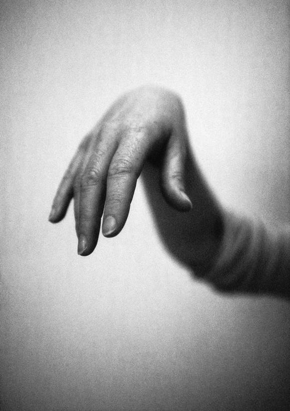 西方人,一个人,举,竖图,黑白,室内,特写,白天,正面,欧洲,欧洲人,仅一个男性,仅一个人,弯曲,方向,仅一个年轻男性,手势,托,男人,男性,年轻男性,白种人,举起,举手,举着,向上举,向上伸,向上托,半身,向下