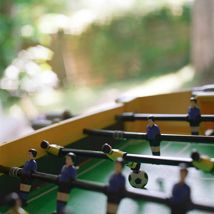 无人,方图,俯视,室内,特写,白天,锻炼,游戏,运动,足球,草地,草坪,植物,阴影,朦胧,模糊,光线,影子,地面,玩,娱乐,草,树,树木,绿色,天空,阳光,自然,天,休闲,生长,成长,活动,发泄,消遣,智力,桌式足球,桌上足球,宣泄,体育,玩耍,嬉戏,彩图,高角度拍摄,健身