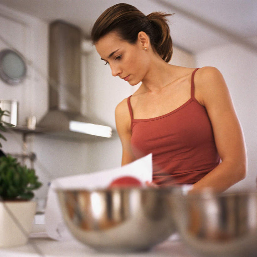 西方人,一个人,站,方图,室内,白天,仰视,厨房,天花板,桌子,蔬菜,欧洲,欧洲人,仅一个年轻女性,仅一个女性,仅一个人,握,新鲜,纸,食品,拿,拿着,注视,架子,食物,碗,看,站着,握着,有机食品,绿色食品,油烟机,观看,关注,年轻女性,女人,女性,白种人,站立,半身,彩图,低角度拍摄,灶间