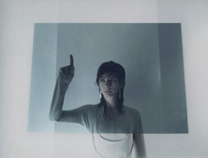 西方人,头发,一个人,站,举,笑,摸,微笑,露齿笑,横图,室内,白天,白色背景,正面,裙子,显示器,欧洲,欧洲人,仅一个年轻女性,仅一个女性,仅一个人,抚摸,敲打,连衣裙,屏幕,墙,注视,输入,显示屏,墙壁,墙面,一个,蓝色,白色,黑色,打字,观察,看,托,站着,单个,观看,点击,敲击,察看,关注,投影机,输出设备,按键,年轻女性,女人,女性,白种人,触摸,接触,举起,举手,举着,向上举,向上伸,向上托,站立,半身,彩图