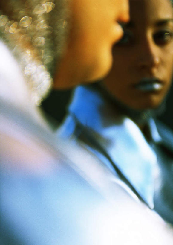 西方人,脸,头,嘴,脸颊,背部,两个人,家庭,母亲,女儿,站,笑,微笑,竖图,室外,白天,侧面,科技,欧洲,欧洲人,阴影,服装,朦胧,模糊,光线,空间,影子,银色,注视,休闲装,衣服,阳光,观察,看,站着,转头,休闲,温暖,温馨,母女,一家人,休闲服,母爱,服饰,观看,和睦,察看,科幻,未来,关注,想象,预言,老年女性,年轻女性,女人,女性,白种人,头部,口,口腔,脸部,脸蛋,面部,嘴巴,嘴唇,站立,半身,彩图,融洽