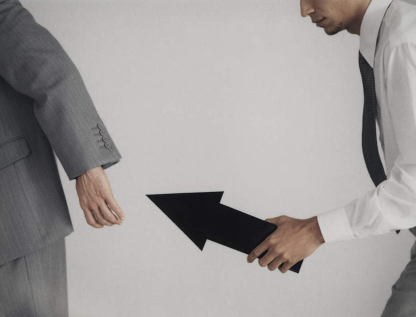 西方人,两个人,伙伴,朋友,商务人士,商务男性,站,举,横图,室内,白天,白色背景,侧面,衬衫,友谊,欧洲,欧洲人,接力,握,套装,传递,墙,拿,拿着,注视,方向,箭头,墙壁,墙面,一个,黑色,观察,看,托,站着,握着,摄影,影棚,单个,观看,察看,指向,关注,商务装,工薪阶层,簇,友情,男人,男性,年轻男性,白种人,白领,上班族,举起,举手,举着,向上举,向上伸,向上托,站立,半身,彩图,影棚拍摄,衬衣,拍摄