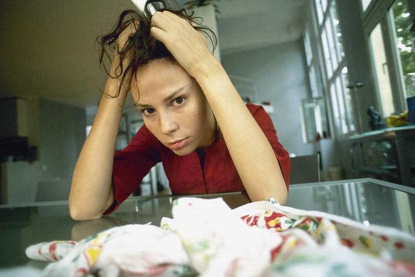 西方人,一个人,坐,举,横图,室内,白天,正面,厨房,窗户,天花板,桌子,椅子,欧洲,欧洲人,仅一个年轻女性,仅一个女性,仅一个人,撑,墙,垃圾桶,注视,抹布,拖把,玻璃窗,墙壁,墙面,观察,看,托,抓,观看,察看,关注,年轻女性,女人,女性,白种人,举着,向上举,向上伸,向上托,坐着,半身,彩图,灶间