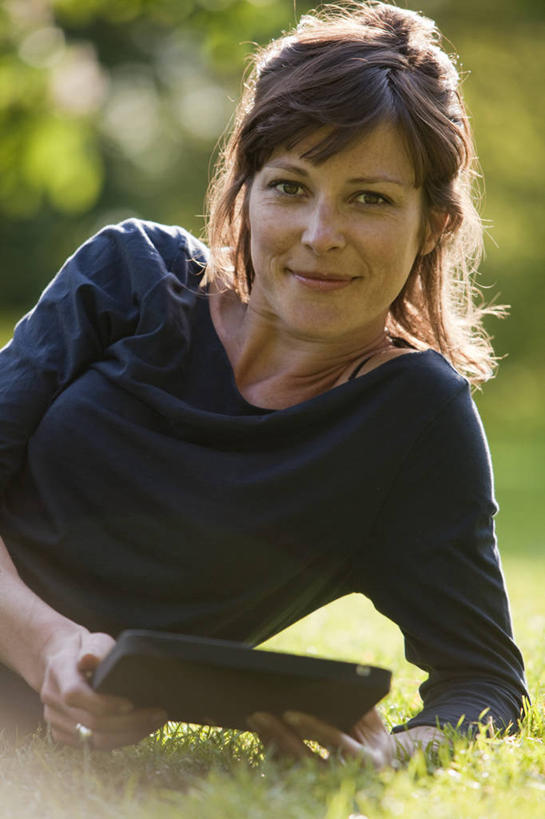 西方人,一个人,躺,笑,微笑,竖图,室外,白天,正面,电脑,笔记本电脑,草地,草坪,植物,欧洲,欧洲人,仅一个女性,仅一个人,握,服装,朦胧,模糊,网络,拿,拿着,注视,休闲装,通讯设备,草,树,树木,衣服,绿色,自然,观察,看,仅一个中年女性,休闲,休闲服,握着,服饰,生长,成长,观看,察看,无线,关注,通信设备,无线网络,无线上网,便携式电脑,平板电脑,卧着,手提电脑,女人,女性,中年女性,白种人,躺着,卧,半身,彩图