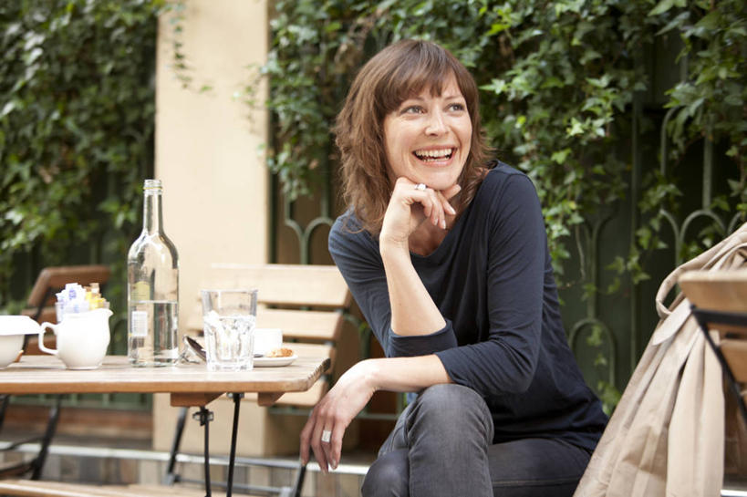 西方人,一个人,坐,笑,微笑,露齿笑,横图,室外,白天,正面,爱情,植物,餐桌,桌子,杯子,欧洲,欧洲人,仅一个女性,仅一个人,撑,服装,环保,防护,浪漫,托腮,注视,休闲装,玻璃制品,酒瓶,装饰品,树,树木,衣服,绿色,自然,玻璃瓶,戒指,瓶子,饰品,首饰,水杯,观察,看,托,仅一个中年女性,休闲,休闲服,恩爱,服饰,生长,成长,餐台,观看,信物,察看,权利,关注,美好,美妙,托下巴,咖啡店,间隔,咖啡屋,美观,雅观,手饰,绿篱,生篱,树篱,植篱,女人,女性,中年女性,白种人,茶杯,坐着,半身,彩图,咖啡馆