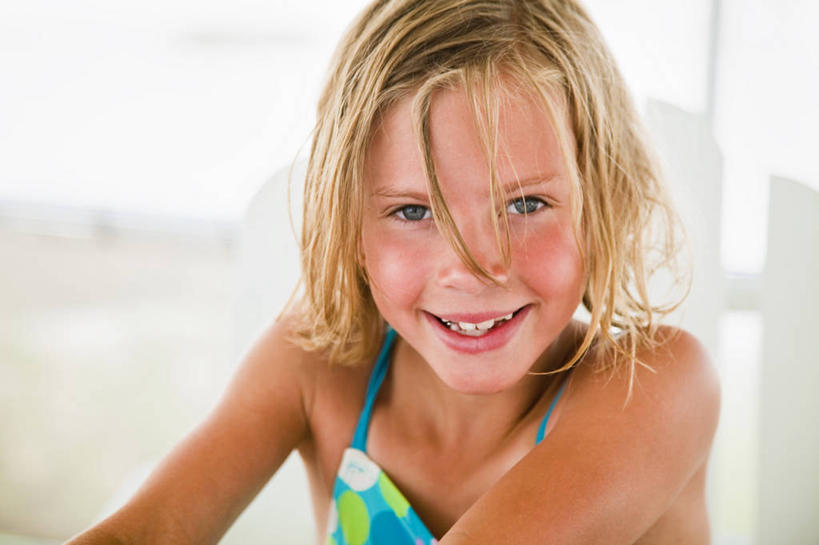 西方人,儿童,脸,头,脸颊,一个人,坐,笑,微笑,露齿笑,横图,室外,特写,白天,正面,纯洁,海浪,海洋,沙滩,椅子,吊带,欧洲,欧洲人,仅一个女性,仅一个人,服装,朦胧,模糊,沙子,木椅,海岸,浪花,沙地,注视,吊带衫,肩膀,小孩,衣服,海水,观察,看,仅一个小孩,可爱,童年,童趣,服饰,观看,察看,衣着,穿着,关注,海景,童真,烂漫,无邪,衣饰,天真,女孩,女人,女性,白种人,孩子,头部,脸部,脸蛋,面部,大海,风浪,海,海水的波动,海滩,近岸浪,涌浪,坐着,半身,彩图,女生