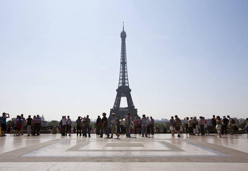 西方人,站,走,横图,室外,白天,仰视,旅游,度假,名胜古迹,标志建筑,地标,建筑,法国,巴黎,欧洲,艾菲尔铁塔,欧洲人,行人,游客,游人,阴影,服装,遗迹,光线,影子,埃菲尔铁塔,许多人,休闲装,古迹,文物,娱乐,建设,古建筑,路人,旅客,衣服,蓝色,蓝天,天空,阳光,天,站着,一群人,享受,休闲,休闲服,旅游胜地,放松,服饰,晴朗,法兰西,古文明,万里无云,法兰西共和国,战神广场,法兰西第五共和国,过客,男人,男性,年轻男性,年轻女性,女人,女性,白种人,晴空,晴空万里,步行,散步,站立,走路,彩图,低角度拍摄,全身