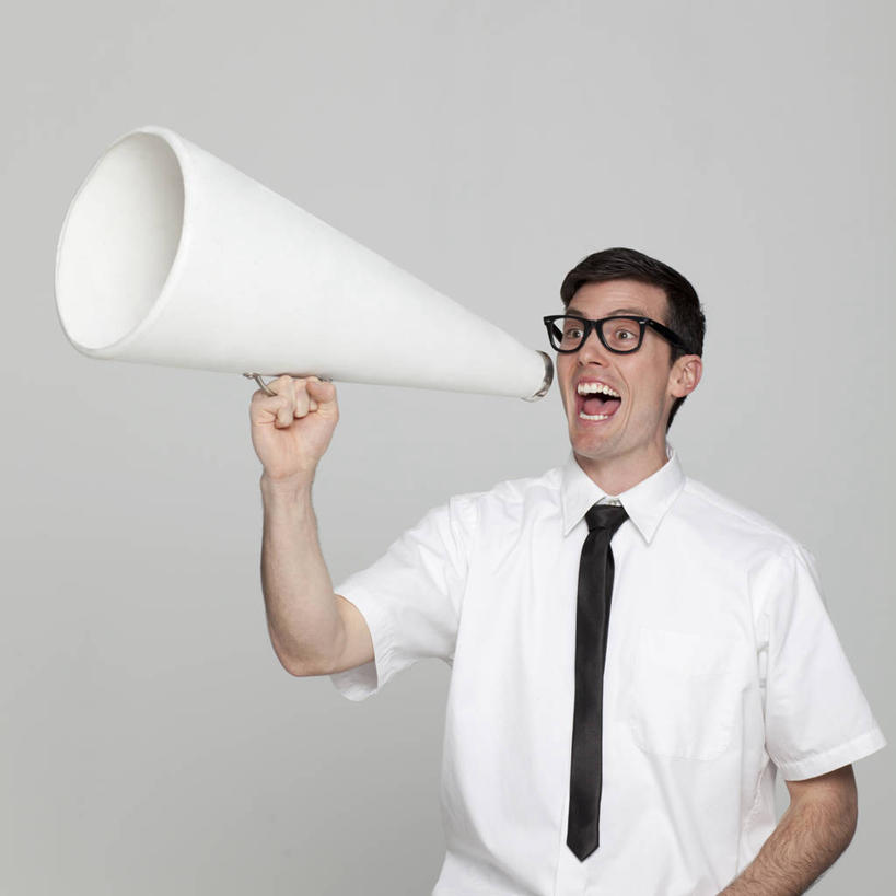 西方人,一个人,商务人士,商务男性,站,方图,室内,白天,正面,衬衫,欧洲,欧洲人,仅一个男性,仅一个人,握,灰色背景,套装,眼镜,领带,拿,拿着,注视,喇叭,仅一个年轻男性,话筒,观察,看,站着,张嘴,握着,摄影,影棚,观看,察看,象征,庄重,关注,传声筒,呐喊,商务装,身份,近视眼镜,张大嘴巴,工薪阶层,正式,地位,呼吁,叫嚣,男人,男性,年轻男性,白种人,白领,上班族,张开嘴,站立,半身,彩图,影棚拍摄,衬衣,拍摄