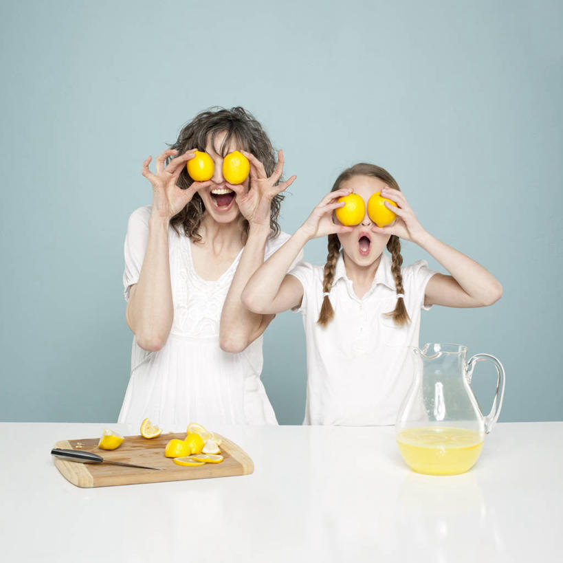 西方人,儿童,中年人,两个人,家庭,母亲,女儿,站,笑,大笑,方图,室内,白天,正面,兴奋,纯洁,桌面,桌子,柠檬,杯子,水果,欧洲,欧洲人,切开,握,灰色背景,服装,新鲜,木制,壶,生食,汽水,食品,果实,案板,柠檬水,饮品,拿,拿着,休闲装,玻璃制品,水壶,砧板,食物,饮料,小孩,衣服,茶壶,木制品,容器,水杯,碳酸饮料,切,站着,张嘴,休闲,温暖,温馨,母女,一家人,休闲服,可爱,母爱,童年,童趣,握着,遮,遮掩,摄影,服饰,有机食品,绿色食品,影棚,和睦,掩盖,遮挡,可口,剖面,张大嘴巴,童真,烂漫,无邪,切面,遮盖,哈哈大笑,掩饰,适口,天真,女孩,女人,女性,中年女性,白种人,孩子,玻璃杯,张开嘴,益母果,柠果,站立,半身,彩图,影棚拍摄,高兴,狂笑,拍摄,荷兰水,融洽,女生