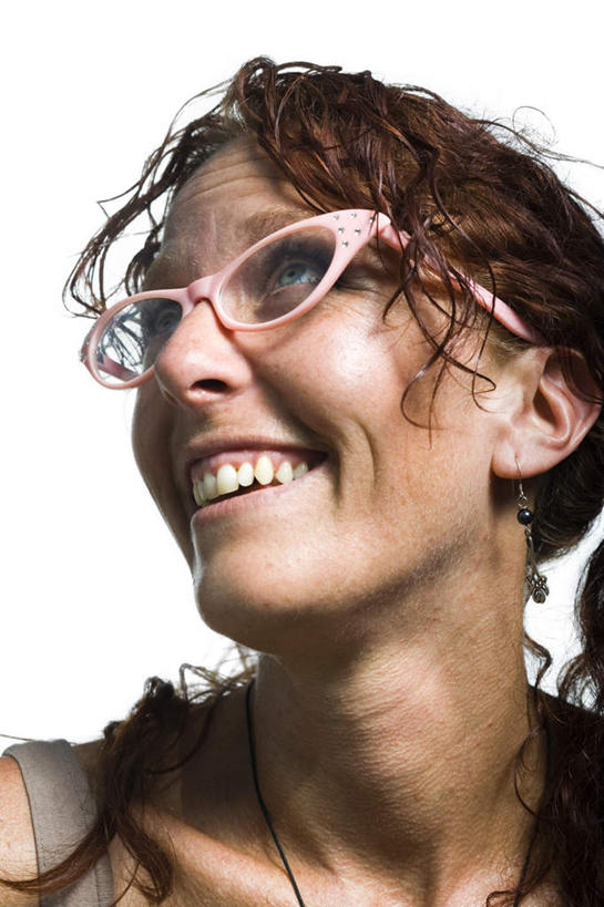 西方人,脸,头,脸颊,头发,一个人,笑,微笑,露齿笑,竖图,室内,特写,白天,白色背景,正面,欧洲,欧洲人,仅一个女性,仅一个人,服装,眼镜,棕色,注视,休闲装,衣服,观察,看,仅一个中年女性,休闲,休闲服,摄影,服饰,影棚,观看,察看,关注,近视眼镜,女人,女性,中年女性,白种人,头部,长发,卷发,脸部,脸蛋,面部,半身,彩图,影棚拍摄,拍摄