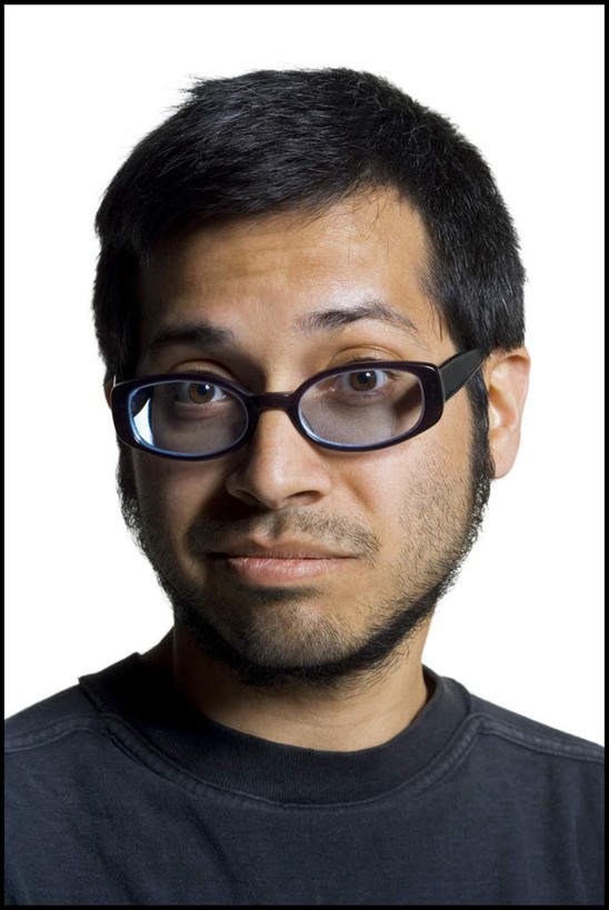 西方人,脸,头,脸颊,脖子,胡须,一个人,笑,微笑,竖图,室内,特写,白天,白色背景,正面,欧洲,欧洲人,仅一个男性,仅一个人,服装,眼镜,注视,休闲装,肩膀,仅一个年轻男性,衣服,观察,看,休闲,休闲服,摄影,服饰,影棚,观看,察看,关注,近视眼镜,男人,男性,年轻男性,白种人,头部,胡子,络腮胡,脖,颈,颈部,脸部,脸蛋,面部,半身,彩图,影棚拍摄,拍摄