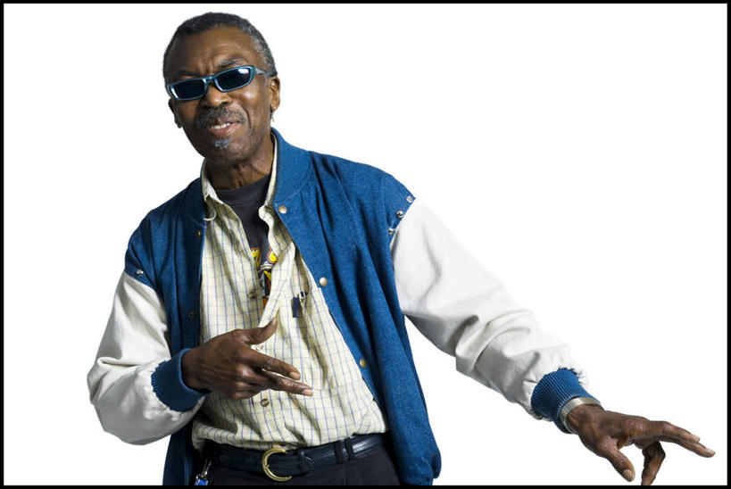 西方人,一个人,站,横图,室内,白天,白色背景,正面,跳舞,欧洲,非洲,黑人,欧洲人,仅一个男性,仅一个人,服装,墨镜,眼镜,注视,休闲装,腰带,衣服,太阳镜,太阳眼镜,观察,看,站着,仅一个老年男性,休闲,休闲服,遮阳镜,摄影,服饰,影棚,观看,皮带,察看,关注,舞姿,配饰,裤带,老年男性,男人,男性,非洲人,站立,半身,彩图,影棚拍摄,拍摄,舞蹈