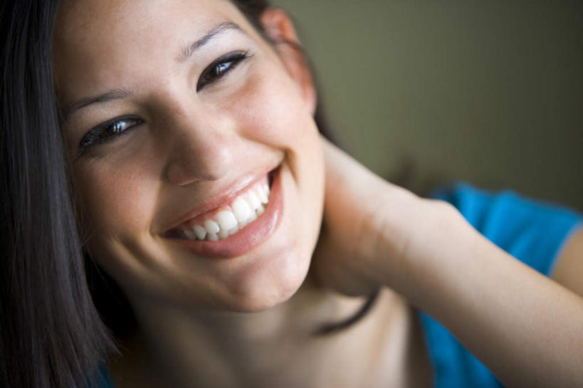 西方人,脸,头,脸颊,手,头发,一个人,笑,摸,微笑,露齿笑,横图,室内,特写,白天,正面,欧洲,欧洲人,仅一个年轻女性,仅一个女性,仅一个人,抚摸,服装,注视,休闲装,衣服,蓝色,黑色,观察,看,休闲,手部,休闲服,摄影,服饰,影棚,观看,单手,察看,关注,年轻女性,女人,女性,白种人,头部,长发,直发,脸部,脸蛋,面部,触摸,接触,半身,彩图,影棚拍摄,拍摄