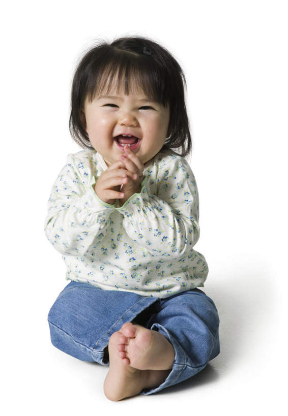 东方人,婴儿,儿童,一个人,坐,笑,微笑,竖图,室内,白天,白色背景,正面,婴儿服装,纯洁,亚洲,仅一个人,握,服装,注视,黄种人,小孩,衣服,观察,看,张嘴,可爱,握着,摄影,服饰,活泼,影棚,观看,察看,衣着,穿着,关注,宝宝,张大嘴巴,纯真,烂漫,无邪,衣饰,伶俐,天真,亚洲人,孩子,张开嘴,坐着,彩图,全身,影棚拍摄,婴儿服,拍摄