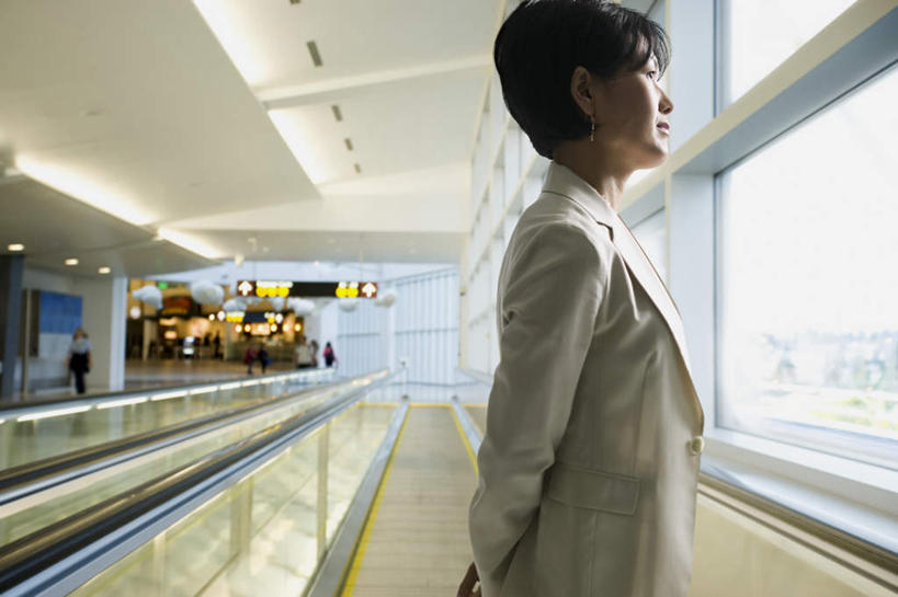 东方人,一个人,商务人士,商务女性,站,横图,室内,白天,侧面,窗户,电梯,车站,亚洲,仅一个女性,仅一个人,套装,电动扶梯,自动扶梯,站台,运输工具,注视,黄种人,月台,玻璃窗,观察,看,站着,仅一个中年女性,观看,察看,关注,商务装,工薪阶层,背手,女人,女性,中年女性,亚洲人,白领,上班族,站立,半身,彩图,扶手电梯,升降设备,运输带,自动行人电梯,电扶梯