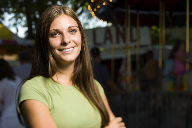 西方人,一个人,站,笑,双手交叉,微笑,露齿笑,横图,室外,白天,正面,游戏,植物,欧洲,欧洲人,仅一个年轻女性,仅一个女性,仅一个人,服装,朦胧,模糊,玩,注视,休闲装,娱乐,树,树木,衣服,绿色,自然,观察,看,站着,休闲,休闲服,旋转木马,服饰,游乐设施,生长,成长,观看,活动,察看,双手抱胸,发泄,关注,消遣,智力,木马,宣泄,游艺设施,年轻女性,女人,女性,白种人,玩耍,嬉戏,站立,半身,彩图