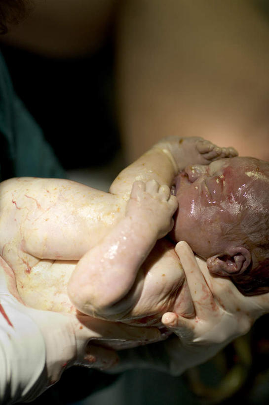 西方人,婴儿,儿童,两个人,医生,医院,闭眼,抱,哭,竖图,室内,特写,白天,侧面,纯洁,欧洲,欧洲人,朦胧,模糊,裸露,小孩,张嘴,医护人员,医疗人员,可爱,眼泪,活泼,抱着,搂着,白大褂,泪水,宝宝,裸,张大嘴巴,纯真,烂漫,无邪,医疗机构,伶俐,天真,男人,男性,年轻男性,白种人,孩子,大夫,张开嘴,闭眼睛,闭着眼,闭着眼睛,搂,搂抱,半身,彩图,哭泣,哭啼,病院,诊所