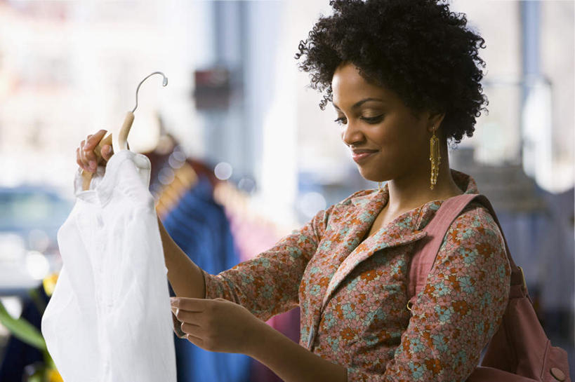 西方人,一个人,商店,站,笑,微笑,横图,室外,白天,正面,购物,消费,超市,欧洲,欧洲人,仅一个年轻女性,仅一个女性,仅一个人,握,服装,朦胧,模糊,标签,塑料,拿,拿着,注视,装饰品,衣服,耳环,夹子,饰品,首饰,塑料制品,观察,看,站着,握着,金融,百货,服饰,观看,察看,衣着,服装店,穿着,关注,选购,贸易,百货公司,衣夹,服饰店,血拼,耳饰,衣饰,年轻女性,女人,女性,白种人,站立,半身,彩图,购物商场,购物中心,商业中心