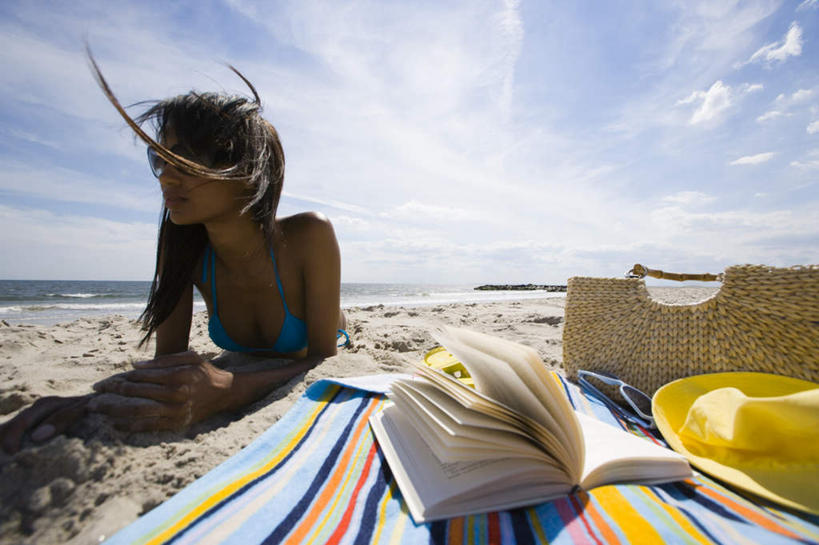 西方人,一个人,交叉,横图,室外,白天,仰视,泳装,比基尼,海浪,海洋,沙滩,竹子,书籍,欧洲,非洲,黑人,欧洲人,仅一个年轻女性,仅一个女性,仅一个人,阴影,竹制,编织,光线,纺织物,篮子,沙子,影子,海岸,浪花,水平线,云,云朵,辽阔,海平线,沙地,云彩,注视,蓝色,白云,蓝天,天空,阳光,海水,竹篮,毛巾,天,观察,看,趴着,清洁,广阔,晴朗,观看,竹条,保暖,一望无际,交织,察看,竹制品,关注,海景,透气,防水,穿插,无边无际,一马平川,储水,耐磨,吸水,年轻女性,女人,女性,非洲人,书,图书,大海,风浪,海,海水的波动,海滩,近岸浪,涌浪,晴空,趴,彩图,低角度拍摄,全身,三点式,泳衣,水天相接,水天一线