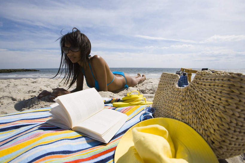 西方人,一个人,交叉,横图,室外,白天,正面,泳装,比基尼,海浪,海洋,沙滩,竹子,书籍,欧洲,非洲,黑人,欧洲人,仅一个年轻女性,仅一个女性,仅一个人,阴影,竹制,编织,光线,纺织物,篮子,沙子,影子,海岸,浪花,水平线,云,云朵,辽阔,海平线,沙地,云彩,注视,蓝色,白云,蓝天,天空,阳光,海水,竹篮,毛巾,天,观察,看,趴着,清洁,广阔,晴朗,观看,竹条,保暖,一望无际,交织,察看,竹制品,关注,海景,透气,防水,穿插,无边无际,一马平川,储水,耐磨,吸水,年轻女性,女人,女性,非洲人,书,图书,大海,风浪,海,海水的波动,海滩,近岸浪,涌浪,晴空,趴,彩图,全身,三点式,泳衣,水天相接,水天一线