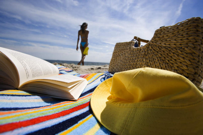 西方人,一个人,站,交叉,横图,室外,白天,仰视,泳装,比基尼,海浪,海洋,沙滩,竹子,书籍,欧洲,非洲,黑人,欧洲人,仅一个年轻女性,仅一个女性,仅一个人,握,阴影,竹制,编织,光线,纺织物,篮子,沙子,影子,海岸,浪花,云,云朵,沙地,拿,云彩,拿着,蓝色,白云,蓝天,天空,阳光,海水,竹篮,毛巾,天,清洁,站着,握着,晴朗,竹条,保暖,交织,竹制品,海景,透气,防水,穿插,储水,耐磨,吸水,年轻女性,女人,女性,非洲人,书,图书,大海,风浪,海,海水的波动,海滩,近岸浪,涌浪,晴空,站立,彩图,低角度拍摄,全身,三点式,泳衣