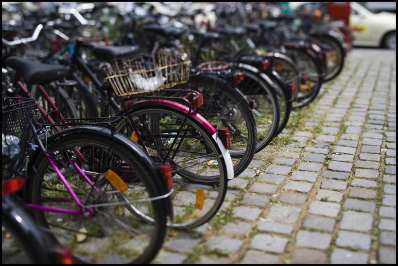 无人,停车场,横图,室外,白天,正面,石头,道路,路,自行车,一排,许多,朦胧,模糊,整齐,石子,小路,交通,很多,车,脚踏车,排列,交通工具,队列,载具,石块,彩图,泊车场