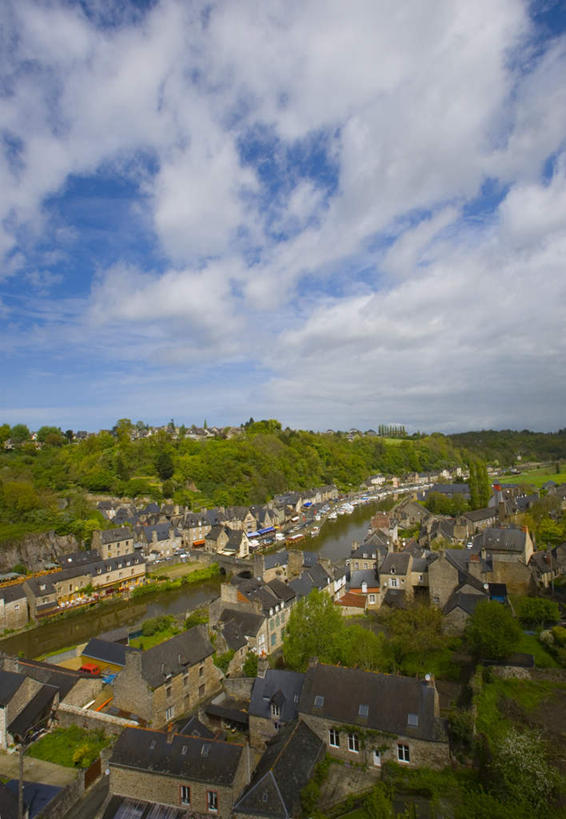 无人,家,竖图,俯视,航拍,室外,白天,度假,美景,山,山脉,植物,窗户,城市风光,城市,建筑,法国,欧洲,许多,阴影,光线,瓦片,影子,房屋,屋顶,屋子,景观,山峰,云,云朵,山峦,云彩,顶棚,瓦,娱乐,楼房,玻璃窗,住宅,树,树木,排列,蓝色,绿色,白云,蓝天,天空,阳光,自然,群山,天,享受,休闲,景色,放松,建造,生长,晴朗,成长,布列塔尼,鸟瞰,屋瓦,法兰西共和国,法兰西第五共和国,摆列,布列塔尼地区,阿摩尔滨海省,晴空,彩图,高角度拍摄,房子,布列,分列