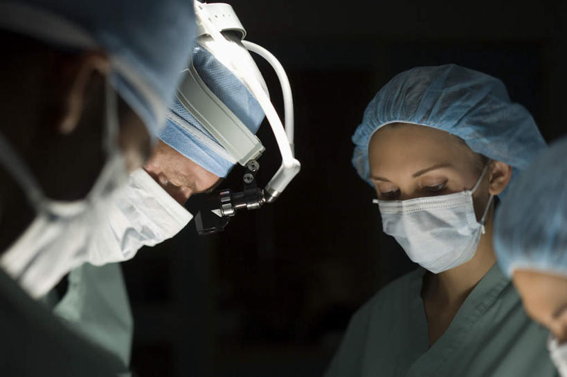 西方人,四个人,同事,医生,护士,医院,站,横图,室内,白天,侧面,工作服,制服,成功,合作,团队,集体,信心,仪器,帽子,欧洲,非洲,黑人,欧洲人,亚洲,阴影,检查,朦胧,模糊,反射,分离,分析,科学,放大镜,影子,过滤,分开,注视,队伍,口罩,低头,观察,看,站着,医护人员,医疗人员,隔断,清晰,探索,遮掩,放大,观看,隔离,仔细,透镜,察看,卫生,领导,掩盖,凸透镜,遮挡,白衣天使,聚焦,成就,关注,净化,间隔,预防,合伙,领袖,遮盖,防尘,医疗机构,SL手术放大镜,医生帽,光学,清楚,掩饰,断绝,隔开,屏蔽,屏绝,远离,中断,阻遏,阻隔,工作制服,手术放大镜,老年男性,男人,男性,年轻男性,年轻女性,女人,女性,白种人,非洲人,亚洲人,印度人,大夫,站立,半身,彩图,工作套服,病院,诊所