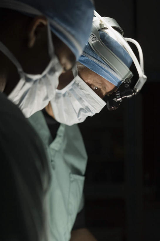 西方人,脸,头,脸颊,两个人,同事,医生,医院,站,竖图,室内,特写,白天,侧面,工作服,制服,成功,合作,团队,集体,信心,仪器,帽子,欧洲,非洲,黑人,欧洲人,阴影,检查,朦胧,模糊,反射,分离,分析,科学,放大镜,影子,过滤,分开,注视,队伍,肩膀,蓝色,白色,口罩,低头,观察,看,站着,医护人员,医疗人员,隔断,清晰,探索,遮掩,放大,观看,隔离,仔细,透镜,察看,卫生,领导,掩盖,凸透镜,遮挡,聚焦,成就,关注,净化,间隔,预防,合伙,领袖,遮盖,防尘,医疗机构,SL手术放大镜,医生帽,光学,清楚,掩饰,断绝,隔开,屏蔽,屏绝,远离,中断,阻遏,阻隔,工作制服,手术放大镜,老年男性,男人,男性,年轻男性,白种人,非洲人,头部,脸部,脸蛋,面部,大夫,站立,半身,彩图,工作套服,病院,诊所