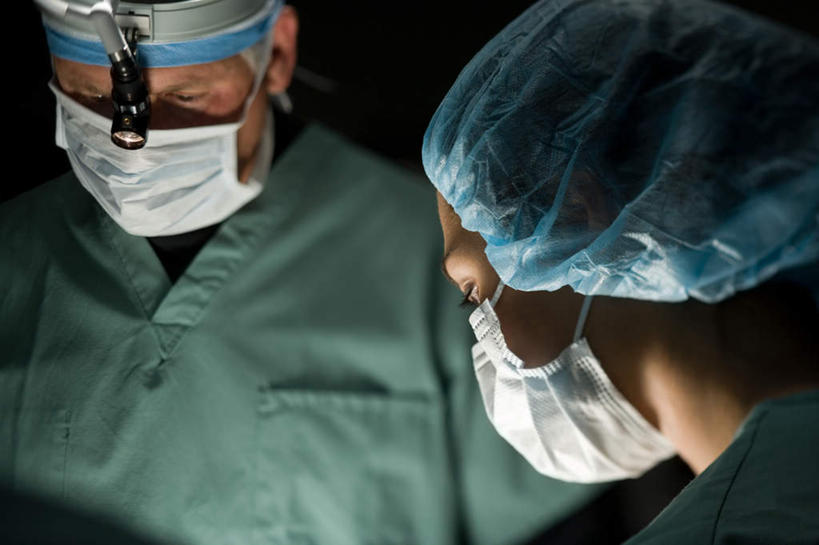 东方人,西方人,脸,头,脸颊,两个人,同事,医生,站,横图,室内,特写,白天,正面,工作服,制服,成功,合作,团队,集体,信心,帽子,照明,欧洲,欧洲人,亚洲,阴影,朦胧,模糊,反射,分离,影子,灯光,过滤,分开,注视,黄种人,队伍,肩膀,灯,绿色,口罩,灯具,低头,观察,看,站着,医护人员,医疗人员,隔断,遮掩,观看,隔离,照亮,察看,卫生,领导,掩盖,遮挡,照明设备,成就,关注,净化,间隔,预防,合伙,领袖,遮盖,防尘,医生帽,掩饰,断绝,隔开,屏蔽,屏绝,远离,中断,阻遏,阻隔,工作制服,男人,男性,年轻女性,女人,女性,中年男性,中年女性,白种人,亚洲人,头部,脸部,脸蛋,面部,大夫,站立,半身,彩图,工作套服,头灯