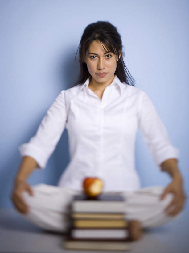 西方人,一个人,坐,盘腿,竖图,室内,白天,正面,衬衫,苹果,书籍,水果,欧洲,欧洲人,仅一个女性,仅一个人,蓝色背景,朦胧,模糊,新鲜,生食,食品,果实,五本,注视,食物,一个,白色,观察,看,仅一个中年女性,摄影,有机食品,绿色食品,影棚,单个,观看,察看,关注,女人,女性,中年女性,白种人,书,图书,盘腿而坐,盘膝,盘着腿的,盘着腿坐,双腿交叉,坐着,彩图,全身,影棚拍摄,衬衣,拍摄