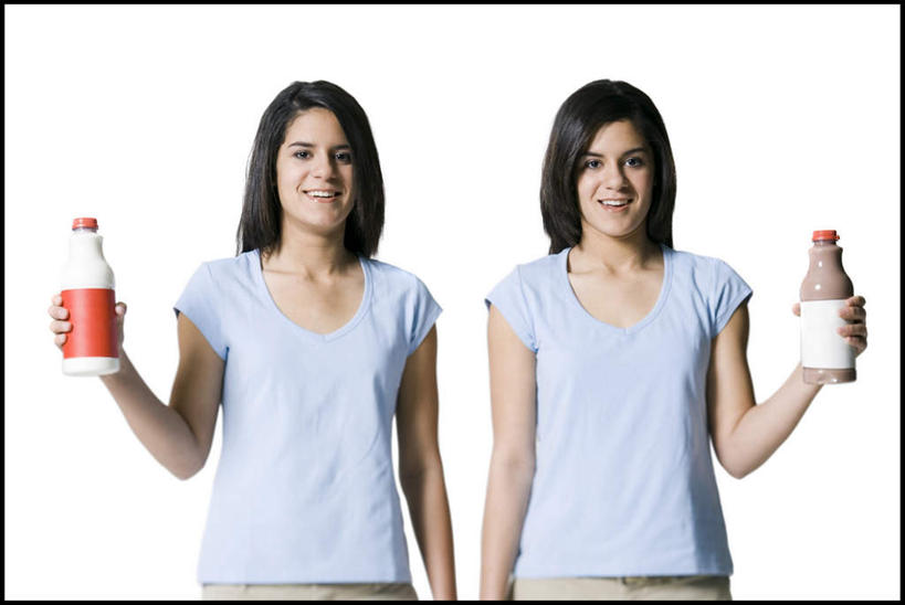 牛奶,西方人,两个人,家庭,站,笑,微笑,露齿笑,横图,室内,白天,白色背景,正面,欧洲,欧洲人,两瓶,握,服装,食品,甜点,甜品,饮品,营养,拿,拿着,注视,休闲装,食物,饮料,衣服,蓝色,瓶子,塑料制品,甜食,观察,看,站着,休闲,温暖,温馨,一家人,休闲服,塑料瓶,冰淇淋,握着,摄影,服饰,影棚,观看,鲜奶,和睦,察看,乳制品,奶,牛乳,关注,奶昔,安神,巧克力奶昔,年轻女性,女人,女性,白种人,站立,半身,彩图,影棚拍摄,拍摄,融洽