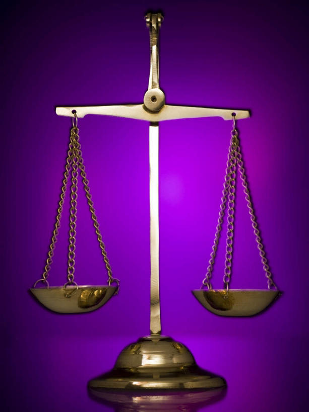 无人,竖图,室内,特写,白天,正面,实验,仪器,静物,阴影,紫色背景,研究,反射,分析,化学,测试,影子,一个,摄影,影棚,单个,衡量,计量,试验耗材,实验用品,托盘天平,秤,天平称,天平秤,彩图,影棚拍摄,拍摄