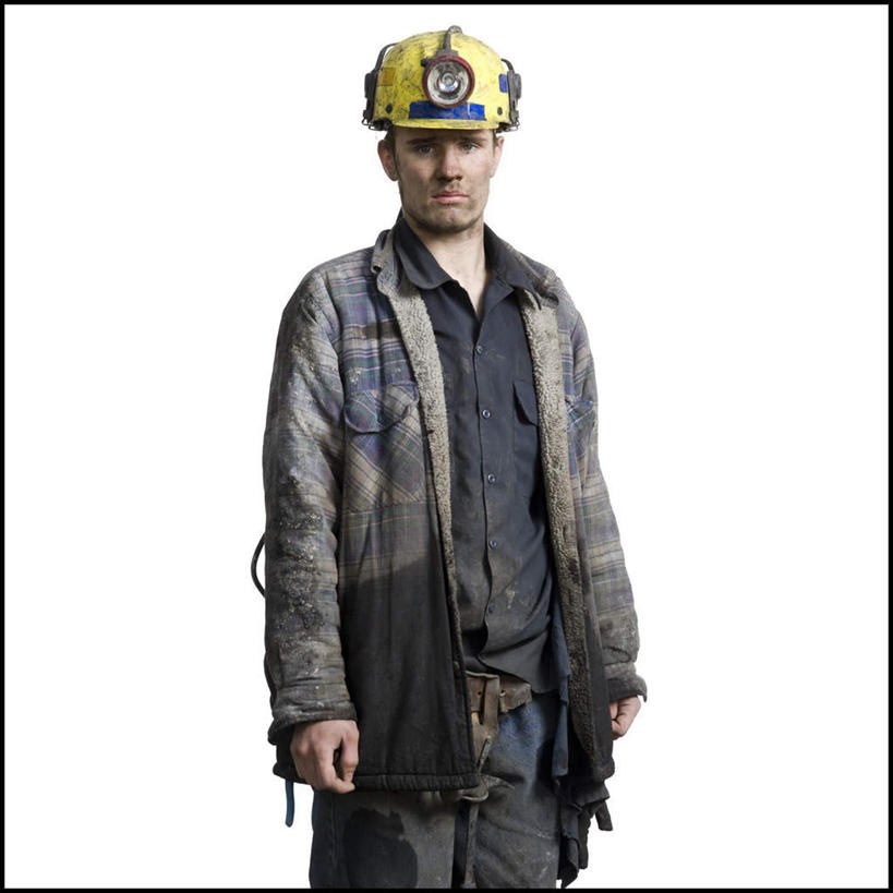 西方人,一个人,站,方图,室内,白天,白色背景,正面,工作服,制服,帽子,照明,欧洲,欧洲人,仅一个男性,仅一个人,头盔,灯光,注视,灯,仅一个年轻男性,黄色,安全帽,灯具,观察,看,站着,摄影,肮脏,影棚,观看,照亮,察看,照明设备,关注,邋遢,工作制服,龌龊,污秽,安全灯,戴维灯,头戴安全灯,男人,男性,年轻男性,白种人,站立,半身,彩图,影棚拍摄,工作套服,拍摄