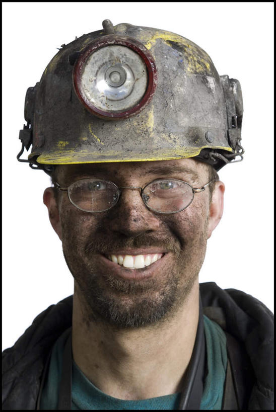 西方人,脸,头,脸颊,脖子,一个人,笑,微笑,露齿笑,竖图,室内,特写,白天,白色背景,正面,工作服,制服,帽子,照明,欧洲,欧洲人,仅一个男性,仅一个人,头盔,眼镜,灯光,注视,肩膀,灯,仅一个年轻男性,安全帽,灯具,观察,看,摄影,肮脏,影棚,观看,照亮,察看,照明设备,关注,近视眼镜,邋遢,工作制服,龌龊,污秽,安全灯,戴维灯,头戴安全灯,男人,男性,年轻男性,白种人,头部,脖,颈,颈部,脸部,脸蛋,面部,半身,彩图,影棚拍摄,工作套服,拍摄