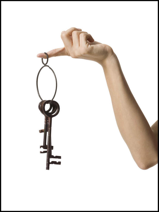 西方人,手,一个人,举,竖图,室内,特写,白天,白色背景,正面,安全,欧洲,欧洲人,仅一个年轻女性,仅一个女性,仅一个人,握,防护,钥匙,拿,拿着,托,手部,握着,摄影,影棚,保护,单手,开启,封闭,保险,私密,保全,周全,安稳,安定,防盗,平安,年轻女性,女人,女性,白种人,举起,举手,举着,向上举,向上伸,向上托,半身,彩图,影棚拍摄,拍摄