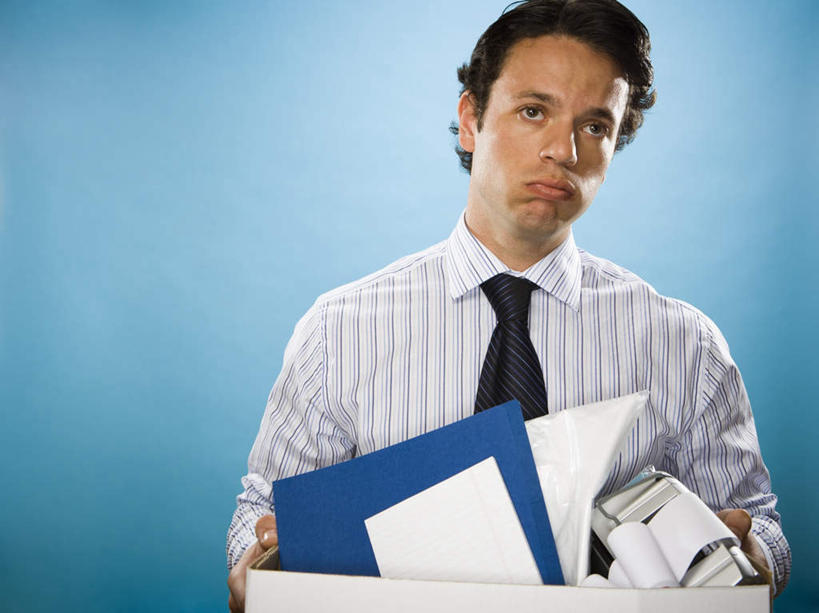 西方人,嘴,一个人,商务人士,商务男性,站,捧,横图,室内,白天,正面,衬衫,失败,欧洲,欧洲人,仅一个男性,仅一个人,蓝色背景,套装,沮丧,包装,材料,档案,文件,纸,纸箱,领带,注视,仅一个年轻男性,一个,容器,手稿,箱子,资料,嘟嘴,观察,看,站着,难受,撅嘴,无奈,摄影,影棚,单个,观看,失望,悲伤,证明,察看,伤心,难过,象征,庄重,关注,失落,文档,纸板箱,商务装,身份,工薪阶层,颓废,包装箱,挫败,受挫,落败,落空,错过,失足,失意,失策,失算,颓丧,衰颓,悲哀,懊丧,颓靡,气馁,丧气,正式,地位,败北,挫折,失利,男人,男性,年轻男性,白种人,嘴巴,嘴唇,白领,上班族,端,端着,捧着,手捧,站立,半身,彩图,影棚拍摄,衬衣,拍摄