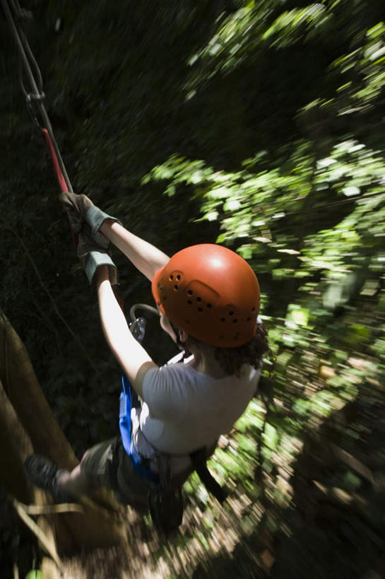 西方人,一个人,拉,竖图,俯视,室外,白天,运动服,锻炼,旅游,度假,探险,安全,运动,森林,树林,植物,帽子,欧洲,欧洲人,仅一个年轻女性,仅一个女性,仅一个人,阴影,服装,朦胧,模糊,光线,头盔,影子,带子,防护,娱乐,极限运动,树,树木,衣服,绿色,阳光,自然,安全带,安全帽,绳子,享受,休闲,放松,服饰,生长,成长,保护,绳索,衣着,穿着,室外运动,下降,降落,保险,户外运动,速降,安全绳,保全,周全,安稳,安定,衣饰,降低,下跌,下落,冒险,平安,体育,年轻女性,女人,女性,白种人,彩图,高角度拍摄,全身,健身,运动装