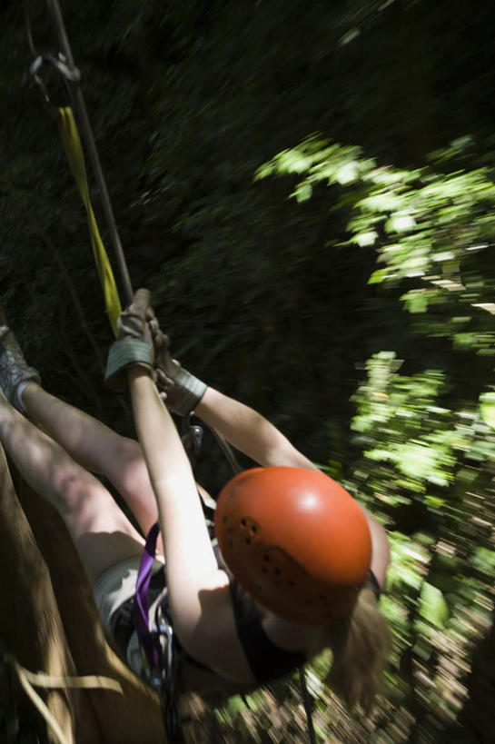 西方人,一个人,拉,竖图,俯视,室外,白天,运动服,锻炼,旅游,度假,探险,安全,运动,森林,树林,植物,帽子,欧洲,欧洲人,仅一个年轻女性,仅一个女性,仅一个人,阴影,服装,朦胧,模糊,光线,头盔,影子,带子,防护,娱乐,极限运动,树,树木,衣服,绿色,阳光,自然,安全带,安全帽,绳子,享受,休闲,放松,服饰,生长,成长,保护,绳索,衣着,穿着,室外运动,下降,降落,保险,户外运动,速降,安全绳,保全,周全,安稳,安定,衣饰,降低,下跌,下落,冒险,平安,体育,年轻女性,女人,女性,白种人,半身,彩图,高角度拍摄,健身,运动装