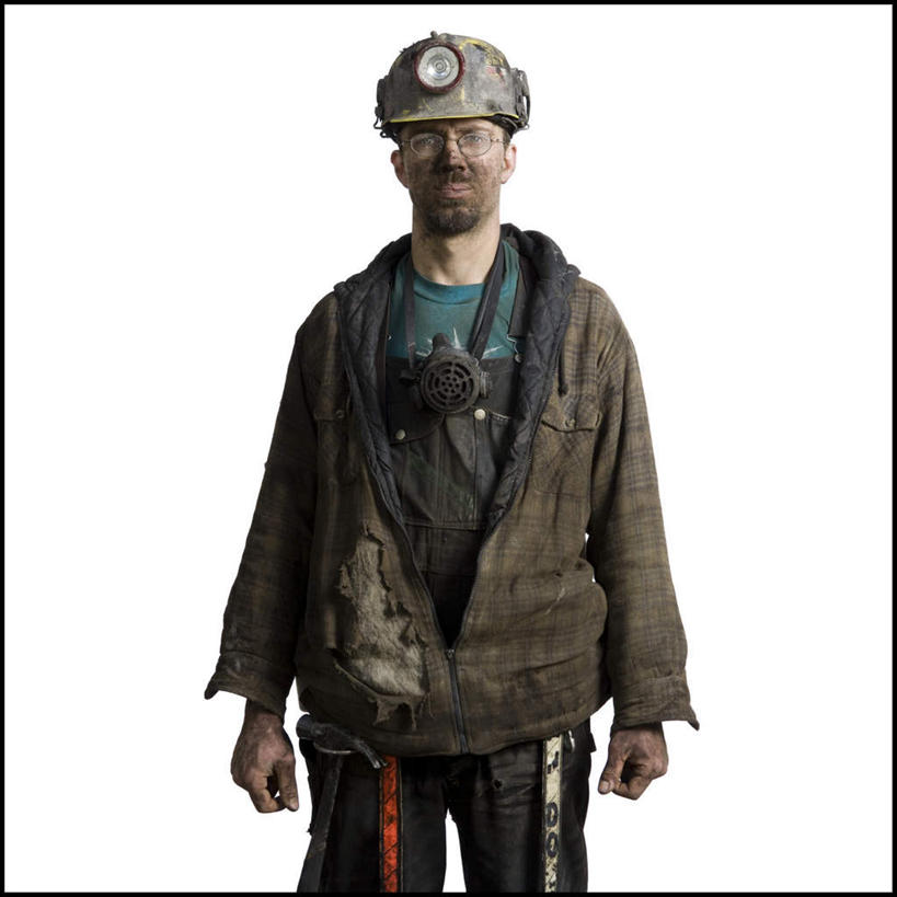 西方人,一个人,站,方图,室内,白天,白色背景,正面,工作服,制服,帽子,照明,欧洲,欧洲人,仅一个男性,仅一个人,仅一个中年男性,头盔,灯光,注视,灯,安全帽,灯具,观察,看,站着,摄影,肮脏,影棚,观看,照亮,察看,照明设备,关注,邋遢,工作制服,龌龊,污秽,安全灯,戴维灯,头戴安全灯,男人,男性,中年男性,白种人,站立,半身,彩图,影棚拍摄,工作套服,拍摄