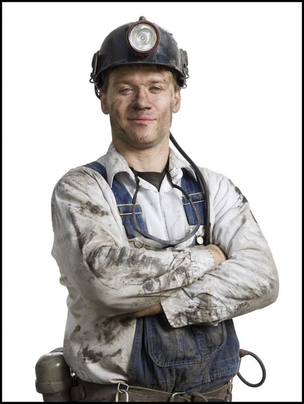 西方人,一个人,站,双手交叉,竖图,室内,白天,白色背景,正面,工作服,制服,帽子,照明,欧洲,欧洲人,仅一个男性,仅一个人,头盔,灯光,注视,灯,仅一个年轻男性,安全帽,灯具,观察,看,站着,摄影,肮脏,影棚,观看,照亮,察看,双手抱胸,照明设备,关注,邋遢,工作制服,龌龊,污秽,安全灯,戴维灯,头戴安全灯,男人,男性,年轻男性,白种人,站立,半身,彩图,影棚拍摄,工作套服,拍摄