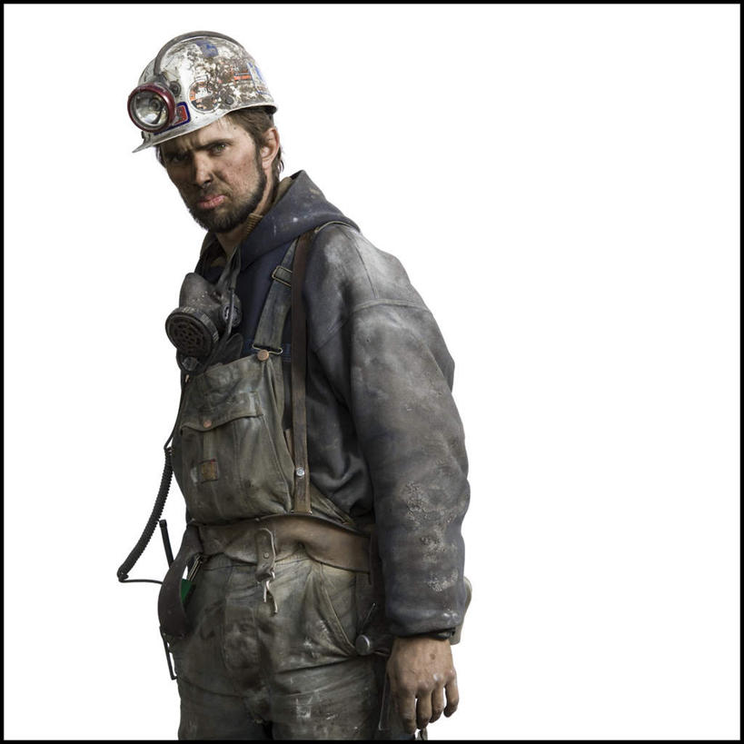 西方人,一个人,站,方图,室内,白天,白色背景,侧面,工作服,制服,帽子,照明,欧洲,欧洲人,仅一个男性,仅一个人,头盔,灯光,注视,灯,仅一个年轻男性,安全帽,灯具,观察,看,站着,摄影,肮脏,影棚,观看,照亮,察看,照明设备,关注,邋遢,工作制服,龌龊,污秽,安全灯,戴维灯,头戴安全灯,男人,男性,年轻男性,白种人,站立,半身,彩图,影棚拍摄,工作套服,拍摄