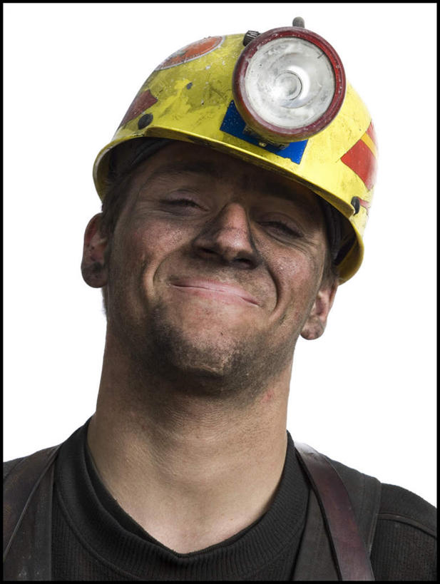 西方人,脸,头,脸颊,脖子,一个人,站,笑,微笑,竖图,室内,特写,白天,白色背景,正面,工作服,制服,帽子,照明,欧洲,欧洲人,仅一个男性,仅一个人,头盔,灯光,注视,肩膀,灯,仅一个年轻男性,安全帽,灯具,观察,看,站着,摄影,肮脏,影棚,观看,照亮,察看,照明设备,关注,邋遢,工作制服,龌龊,污秽,安全灯,戴维灯,头戴安全灯,男人,男性,年轻男性,白种人,头部,脖,颈,颈部,脸部,脸蛋,面部,站立,半身,彩图,影棚拍摄,工作套服,拍摄