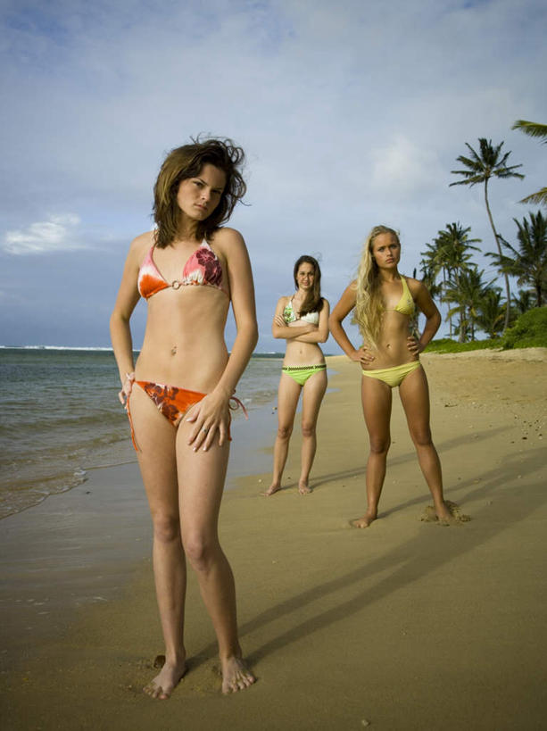 西方人,三个人,伙伴,朋友,站,笑,双手交叉,微笑,露齿笑,竖图,室外,白天,正面,泳装,比基尼,友谊,海浪,海洋,沙滩,植物,棕榈树,叶子,欧洲,欧洲人,朦胧,模糊,沙子,海岸,浪花,云,云朵,绿叶,沙地,云彩,注视,光脚,手叉腰,树,树木,蓝色,绿色,白云,蓝天,天空,自然,海水,天,叉腰,观察,看,站着,赤脚,嫩叶,生长,晴朗,成长,观看,察看,双手抱胸,双手叉腰,关注,海景,棕榈叶,友情,年轻女性,女人,女性,白种人,叶,叶片,大海,风浪,海,海水的波动,海滩,近岸浪,涌浪,晴空,站立,彩图,全身,三点式,泳衣