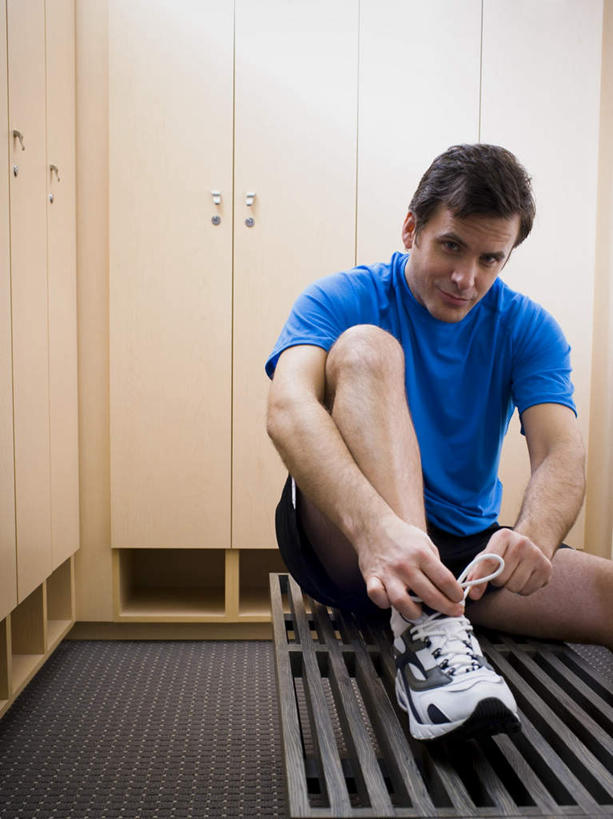 西方人,一个人,坐,笑,微笑,露齿笑,竖图,室内,白天,正面,运动服,运动鞋,柜子,鞋子,椅子,欧洲,欧洲人,仅一个男性,仅一个人,仅一个中年男性,握,服装,木椅,注视,衣服,蓝色,衣橱,观察,看,握着,服饰,观看,休闲鞋,察看,衣着,穿着,关注,绑带,更衣橱,衣饰,男人,男性,中年男性,白种人,坐着,半身,彩图,运动装